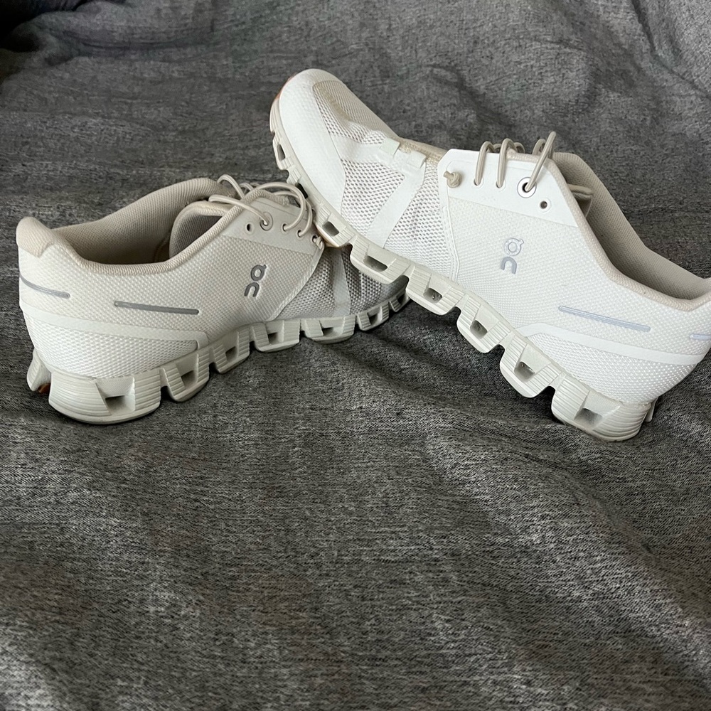 On Cloud Running Shoes - Women’s white and tan / beige 8.5 worn 5 times